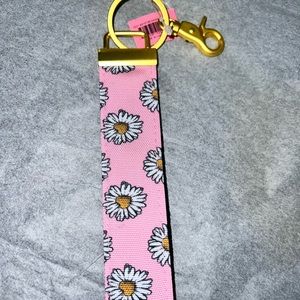 New Simply Southern Pink Daisy Keyfob Keychain Keys Wrist Key Fob New